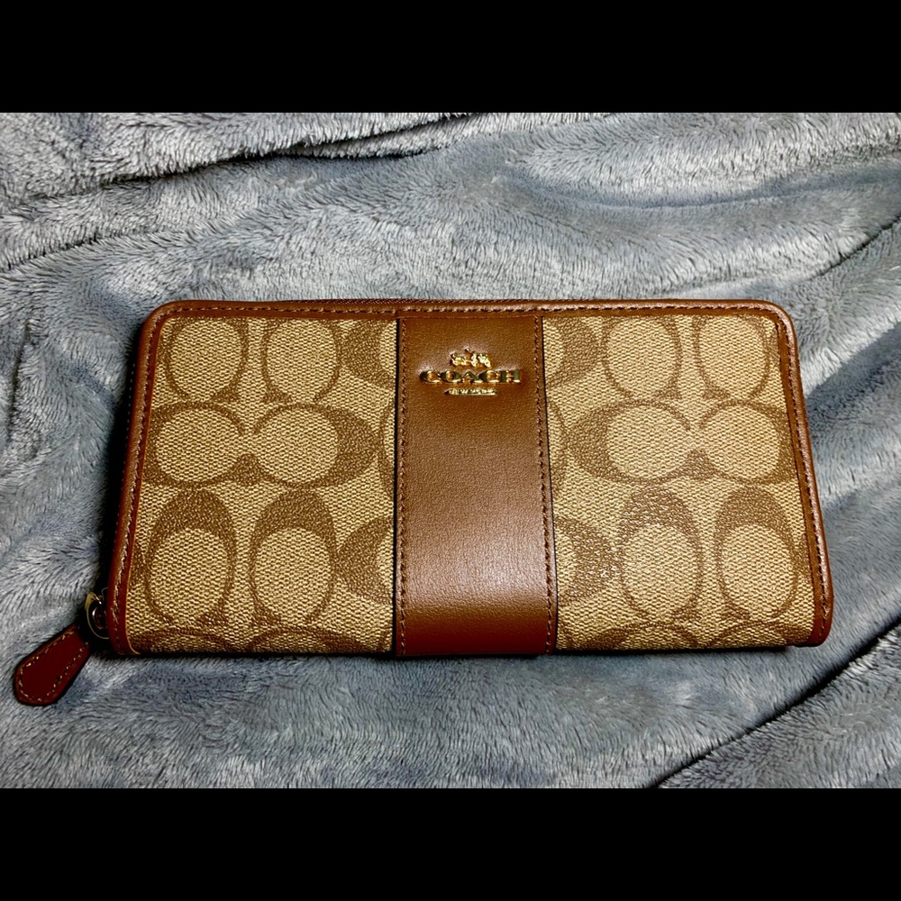 NWT Authentic Coach wallet. Khaki/ Saddle 2